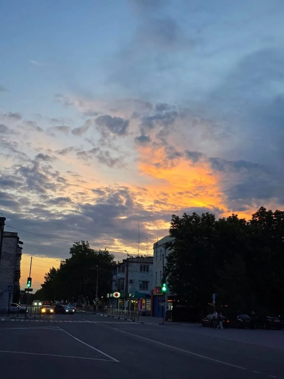 Закат в городе.
Фото @lipasikslv

👉 Подпишись на Калитву