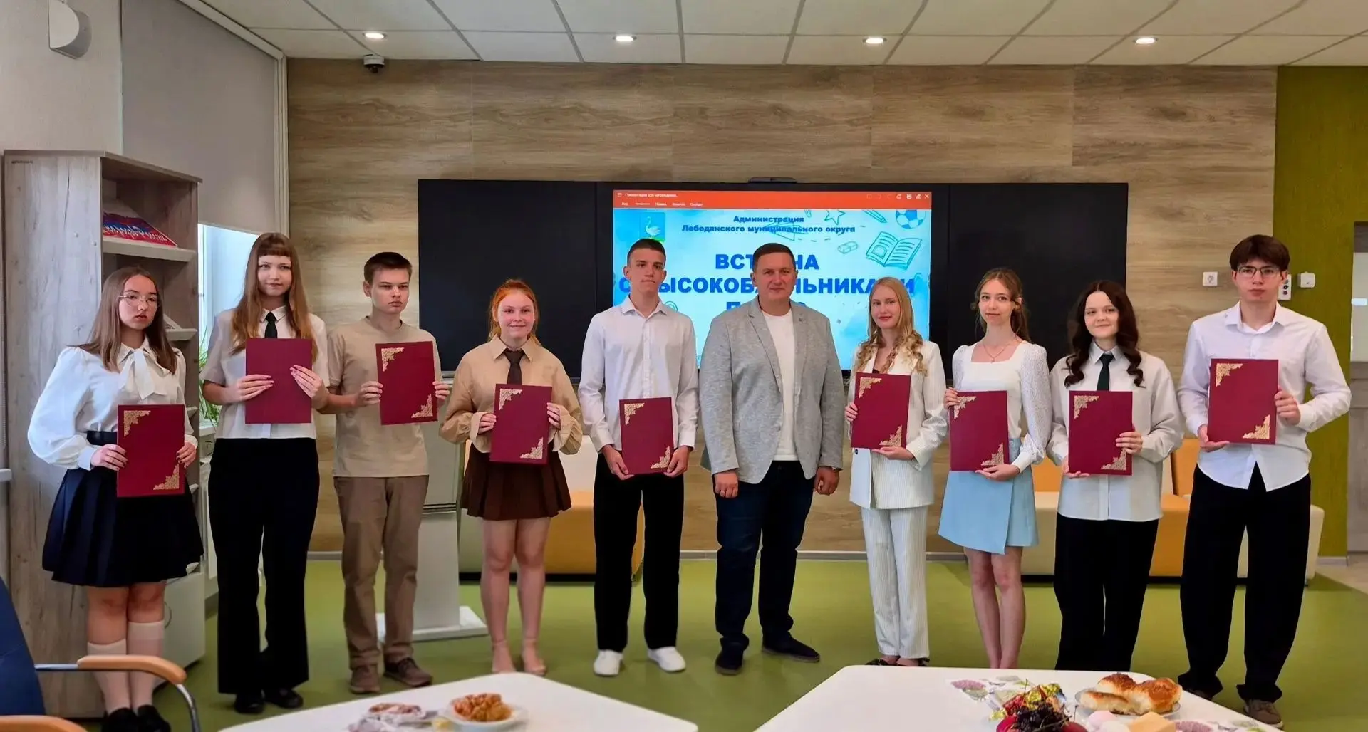 🎓 Наши звёздочки встретились с главой округа!

Состоялась тёплая и продуктивная встреча выпускников