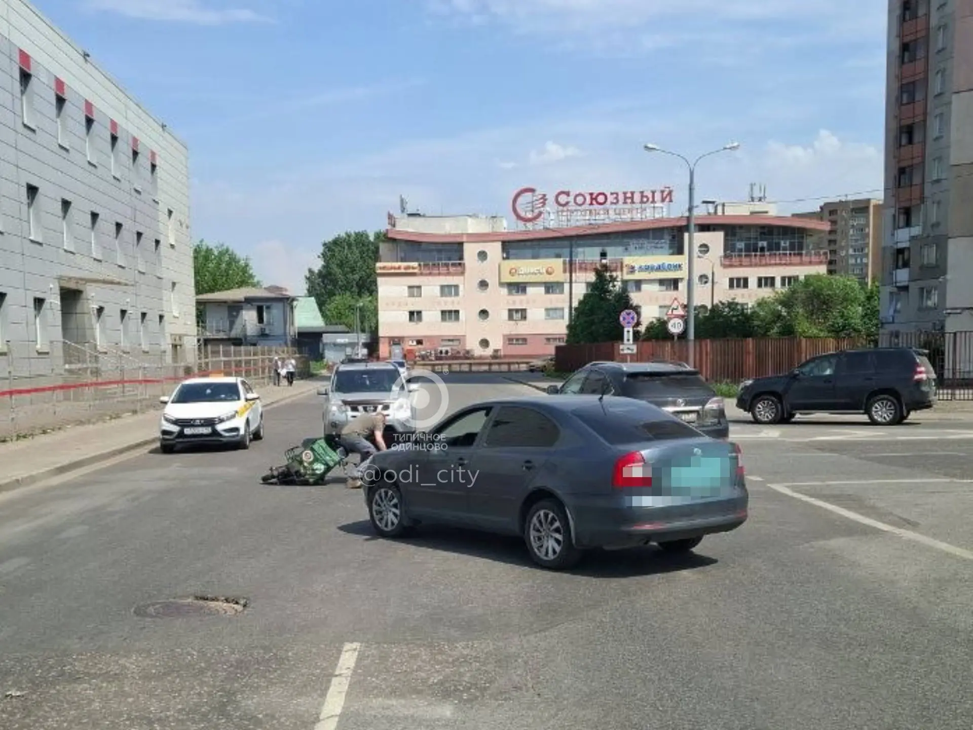 🚘 Недалеко от ТЦ «Союзный» в 8-м микрорайоне курьер на СИМ столкнулся с легковушкой  Подписаться на 