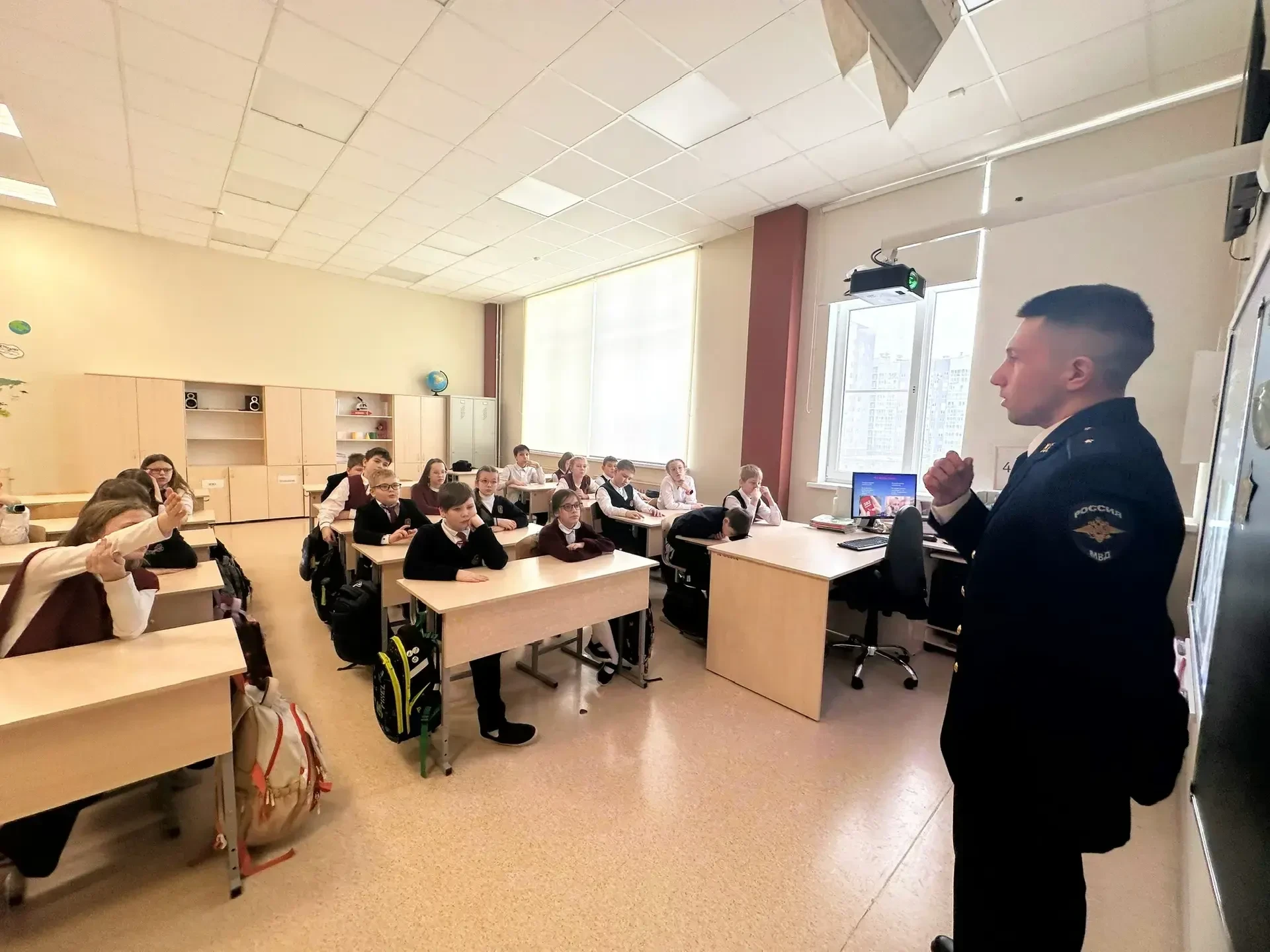 В преддверии праздника, классный руководитель 4-Б класса – Ангелина Сергеевна Рулькова – пригласила 