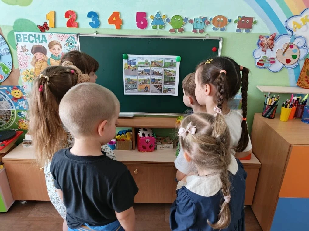 Уступи дорогу поездам,
Постой минуту в ожиданье,
Так быстро мчатся поезда,
Минуя нас на расстояние.
