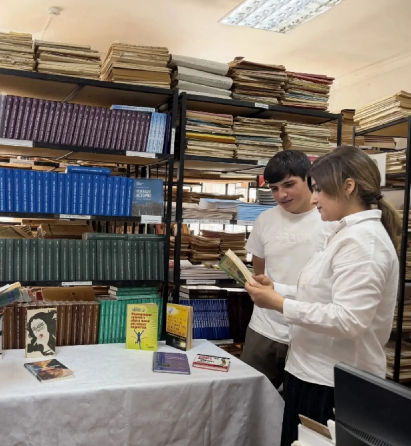 23 июня библиотекарь ДМУ Лейла Рустамовна организовала книжную выставку на тему  «Книга...
