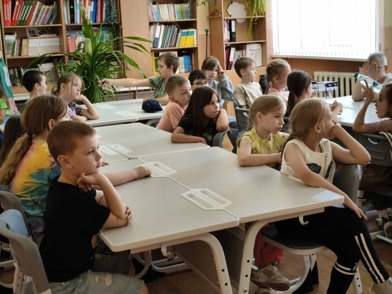 🌸 Волшебство «Цветика-семицветика» в школьном лагере ✨
 
Сотрудник библиотеки «Матырская» провела д