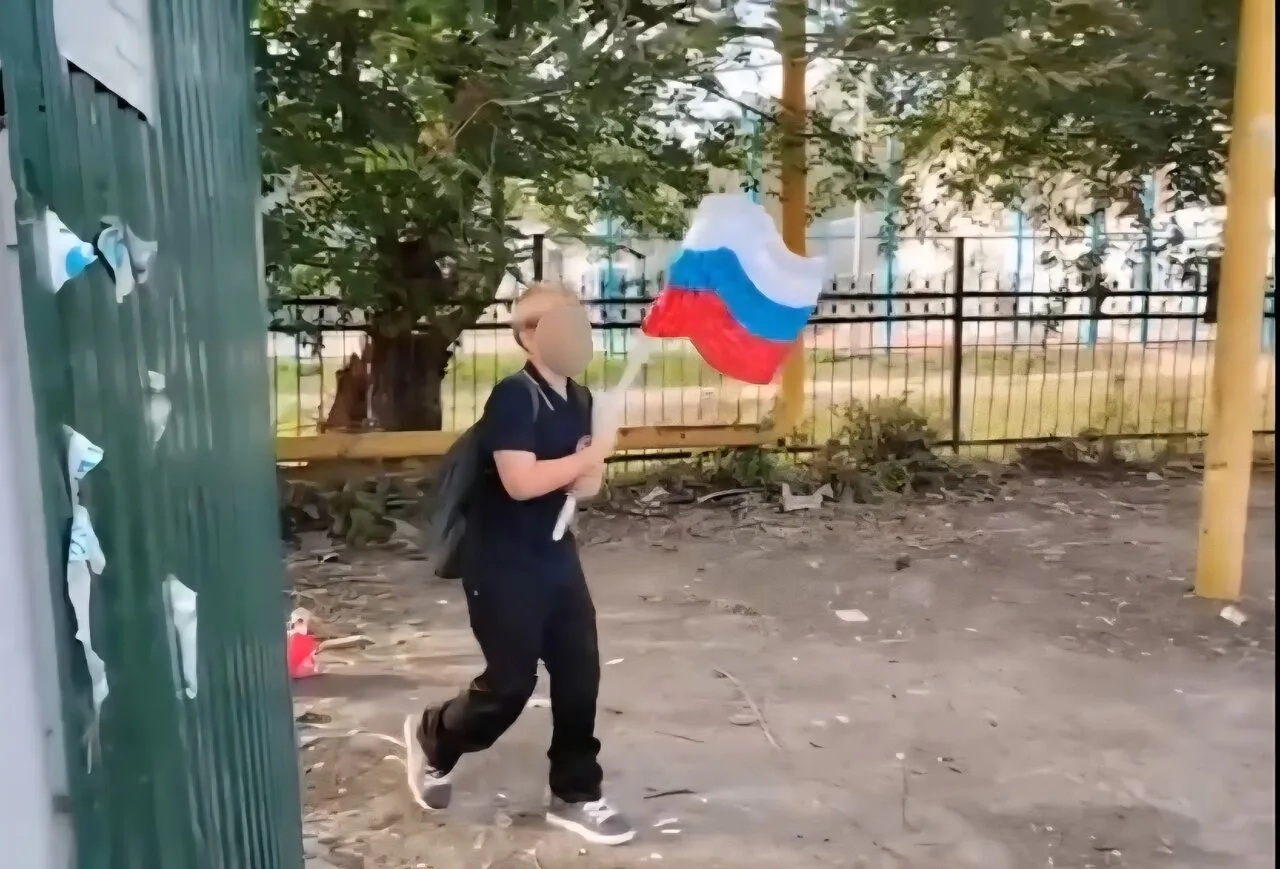 😡 Школьник выложил в сеть видео с осквернением государственного флага России.