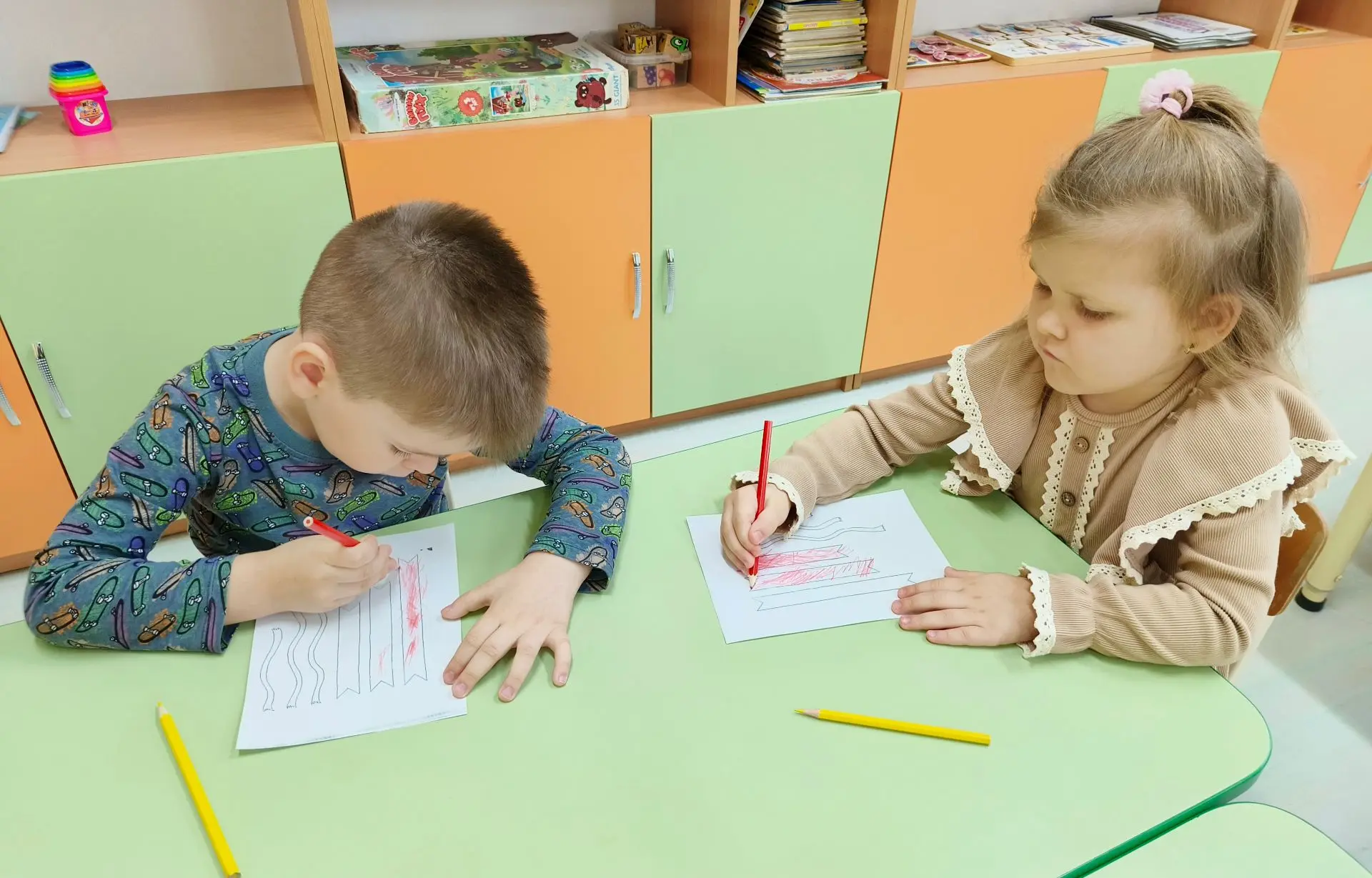 Во 2 младшей группе прошло занятие по математике на тему «Ленточки для куклы Тани», где...