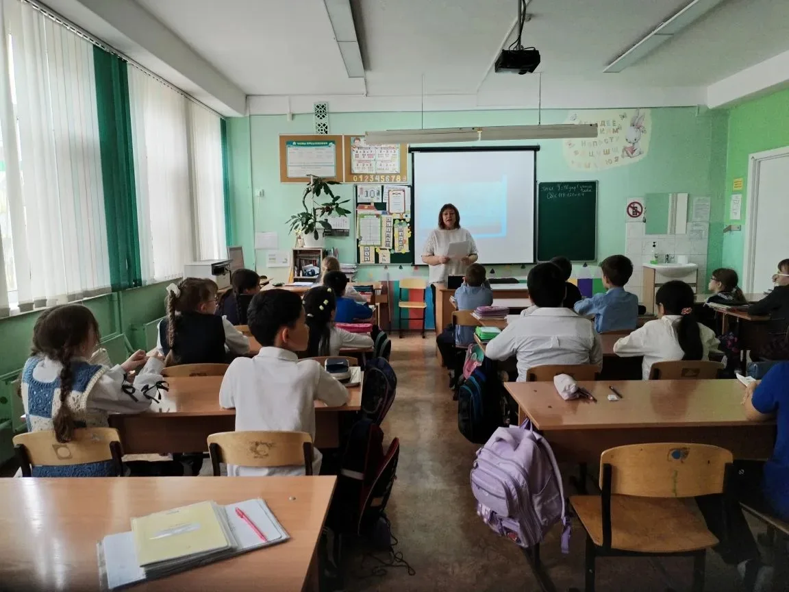 🎗️ 6 мая во 2 «Л» классе прошёл библиотечный урок, посвящённый Дню  Победы Советского народа над фаш
