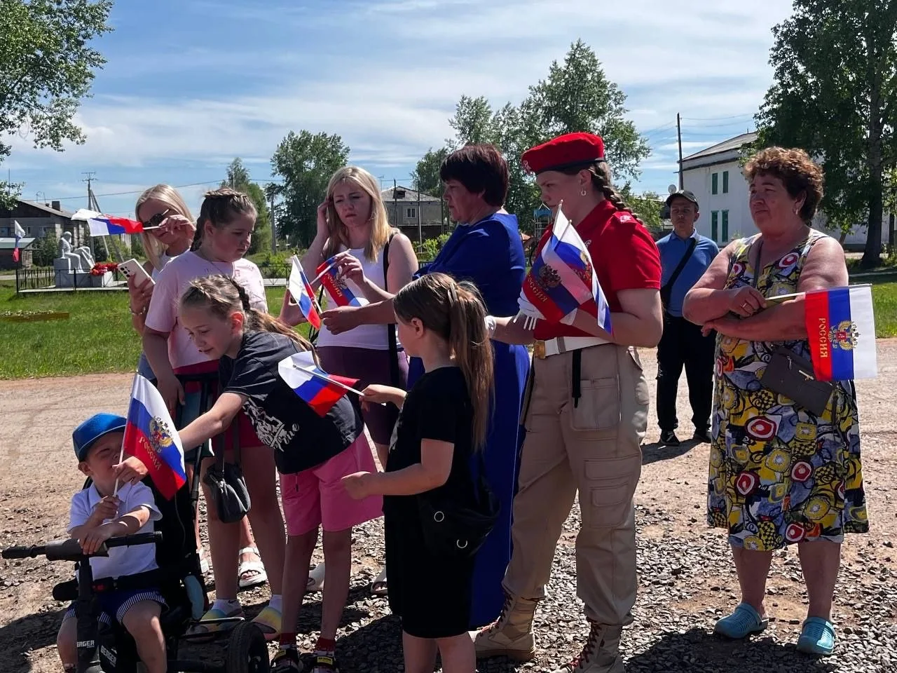 НАШ ТРИКОЛОР!

12 июня территория нашего КДЦ раскрасилась в цвета государственного флага! 

Одним из