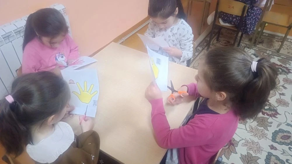 Детские ладошки из цветной бумаги
Мы объединили ради дружбы знака.
Пусть растет поделка, радуя сердц