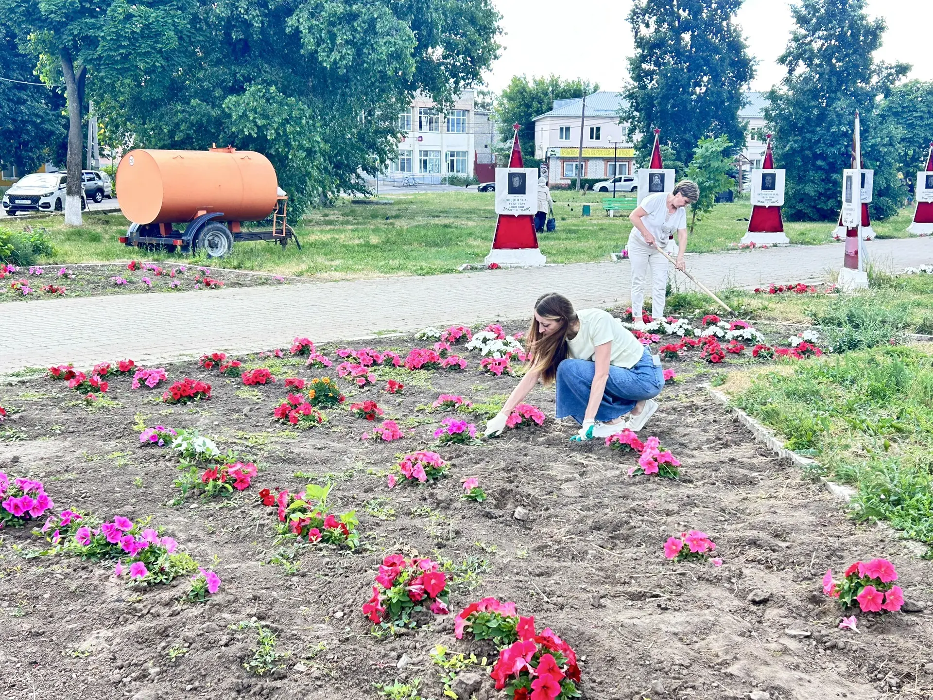 🌼 Сегодня сотрудники Спасского ЦДК дружно вышли в Парк Победы, чтобы прополоть и полить цветочные к