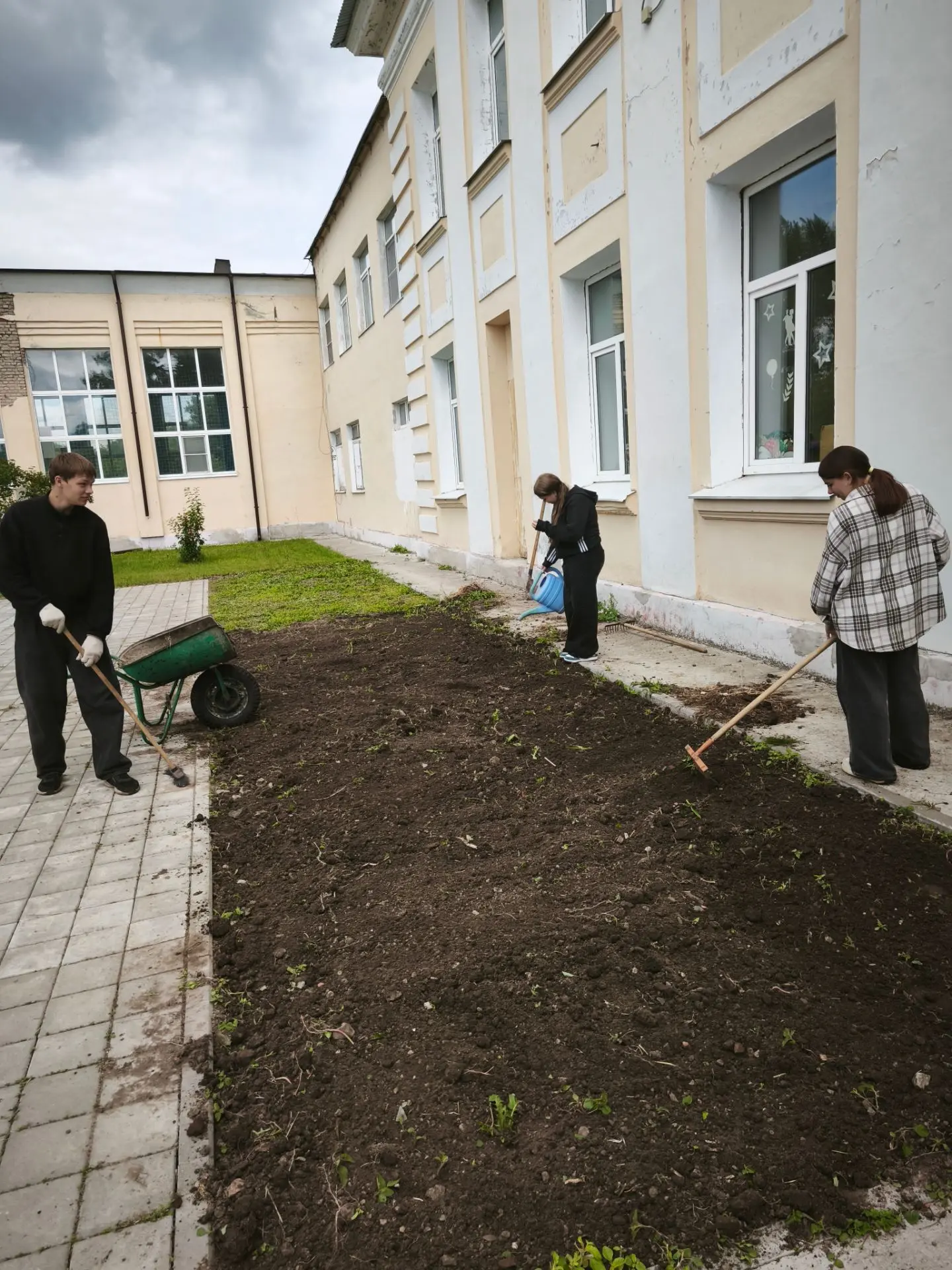 Не зевай, землю копай!  🌱

Привет, школа! 👋

Пока многие из нас наслаждаются каникулами и спят до 