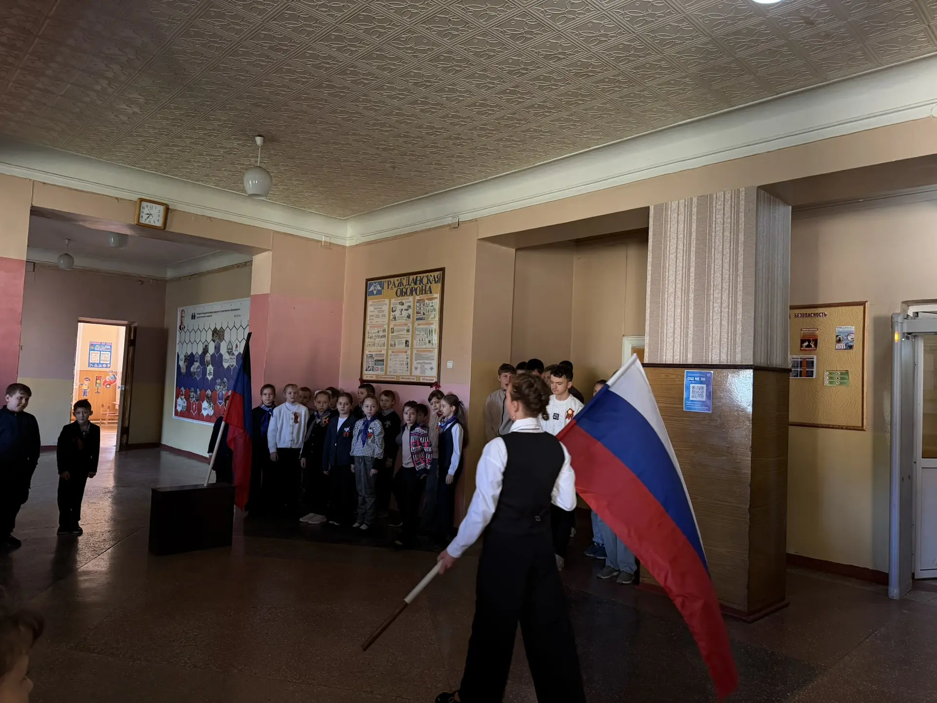 🇷🇺Новая учебная неделя началась с выноса знамени Российской Федерации и Донецкой Наро...