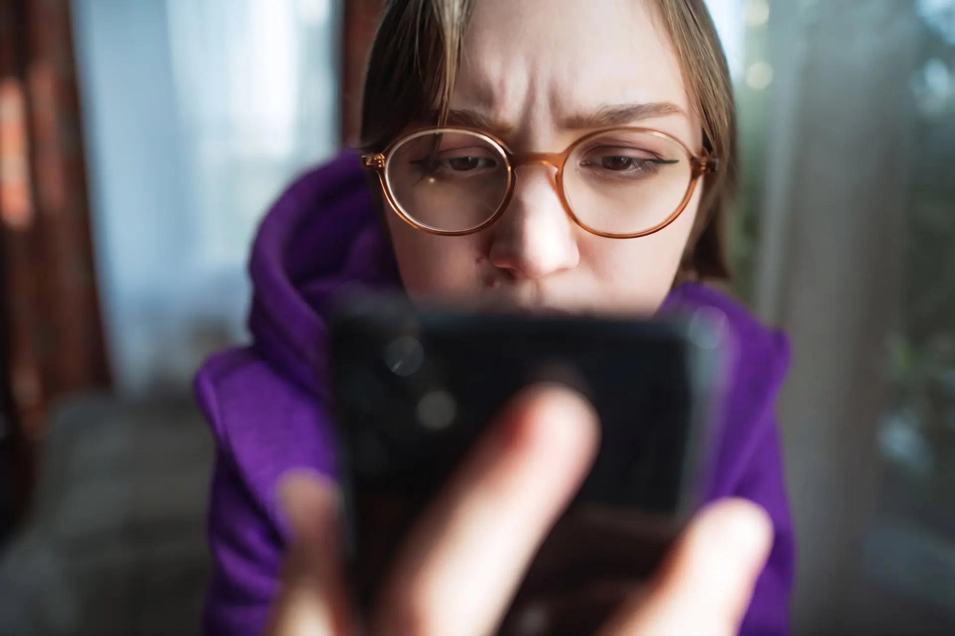 Почему не стоит троллить мошенников?

Многие считают, что подшутить над аферистом по телефону или в 