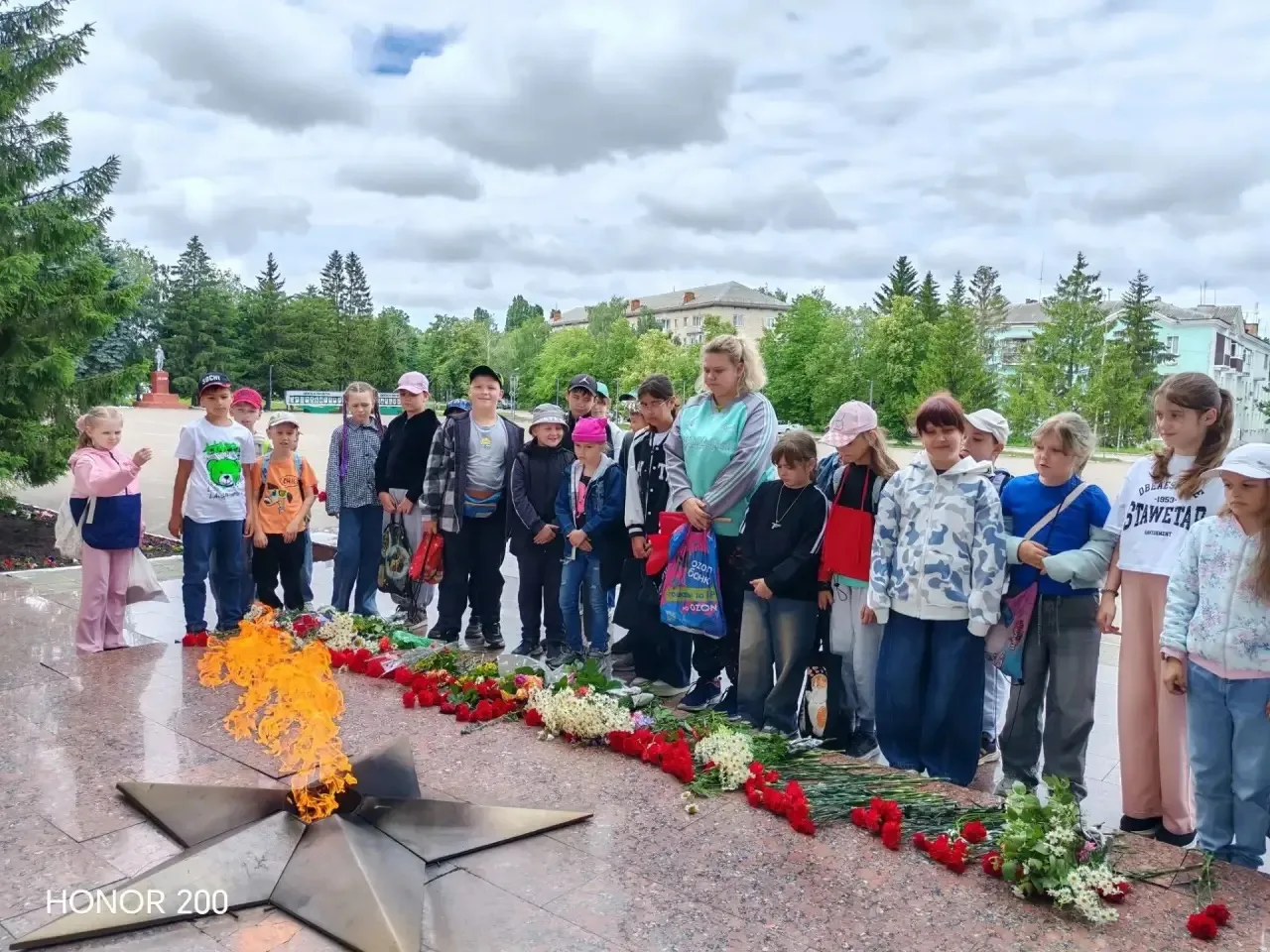 Сегодня, в День памяти и скорби, воспитанники лагеря «Дружба» Станции юных техников возложили цветы 