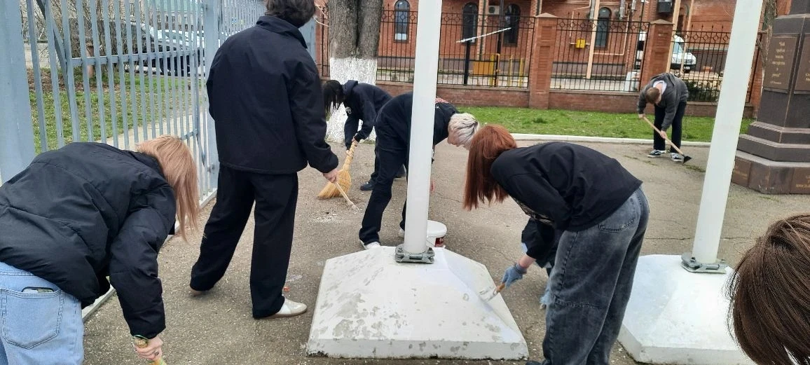 🤲ДЕНЬ ДОБРЫХ ДЕЛ💚  ✅В МАОУ СОШ 1 прошел традиционный весенний субботник. Волонтеры  школы объединили