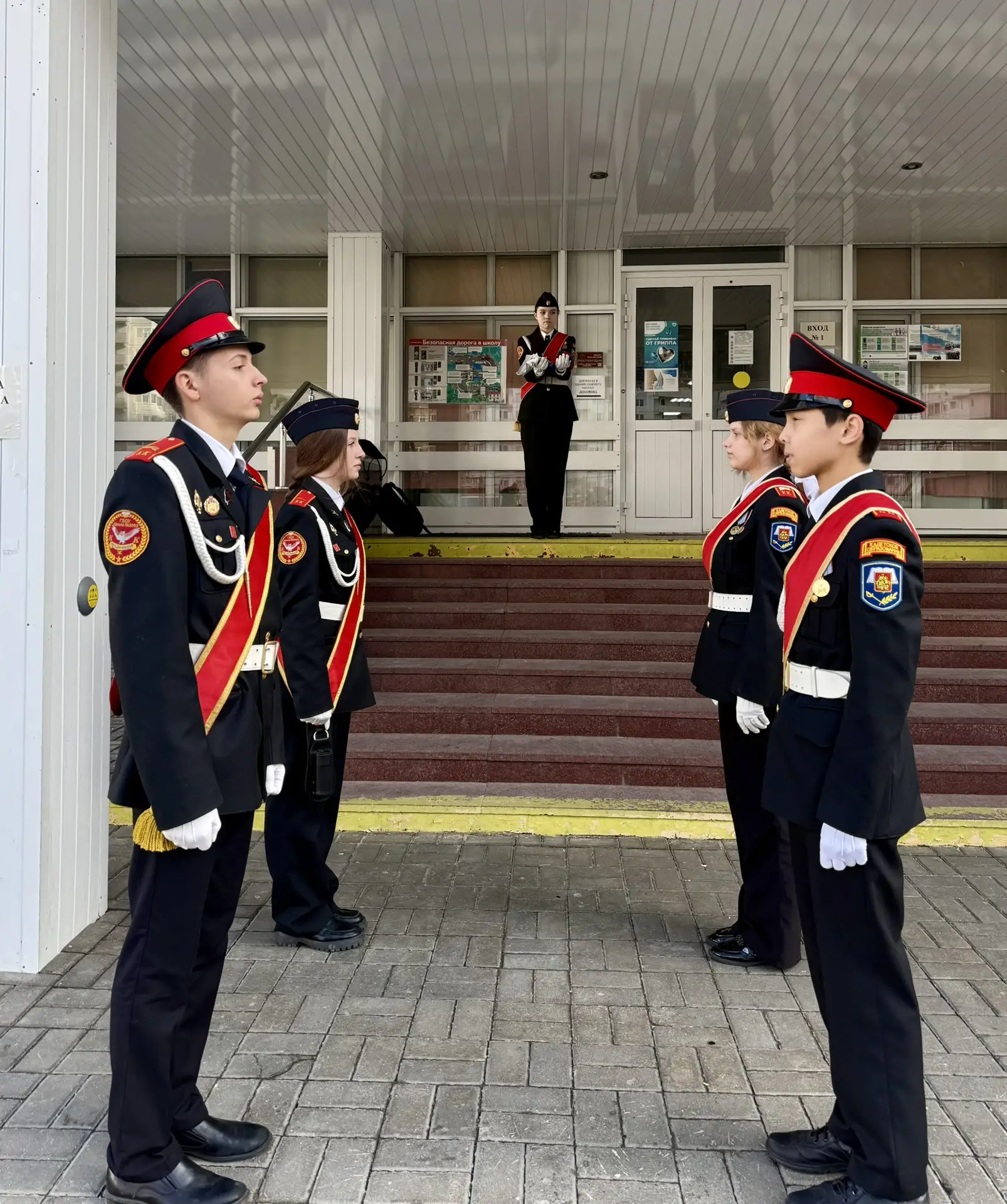 🇷🇺 Новая неделя — новый старт!  Сегодня наша школа снова встречала утро под государственным флагом Р