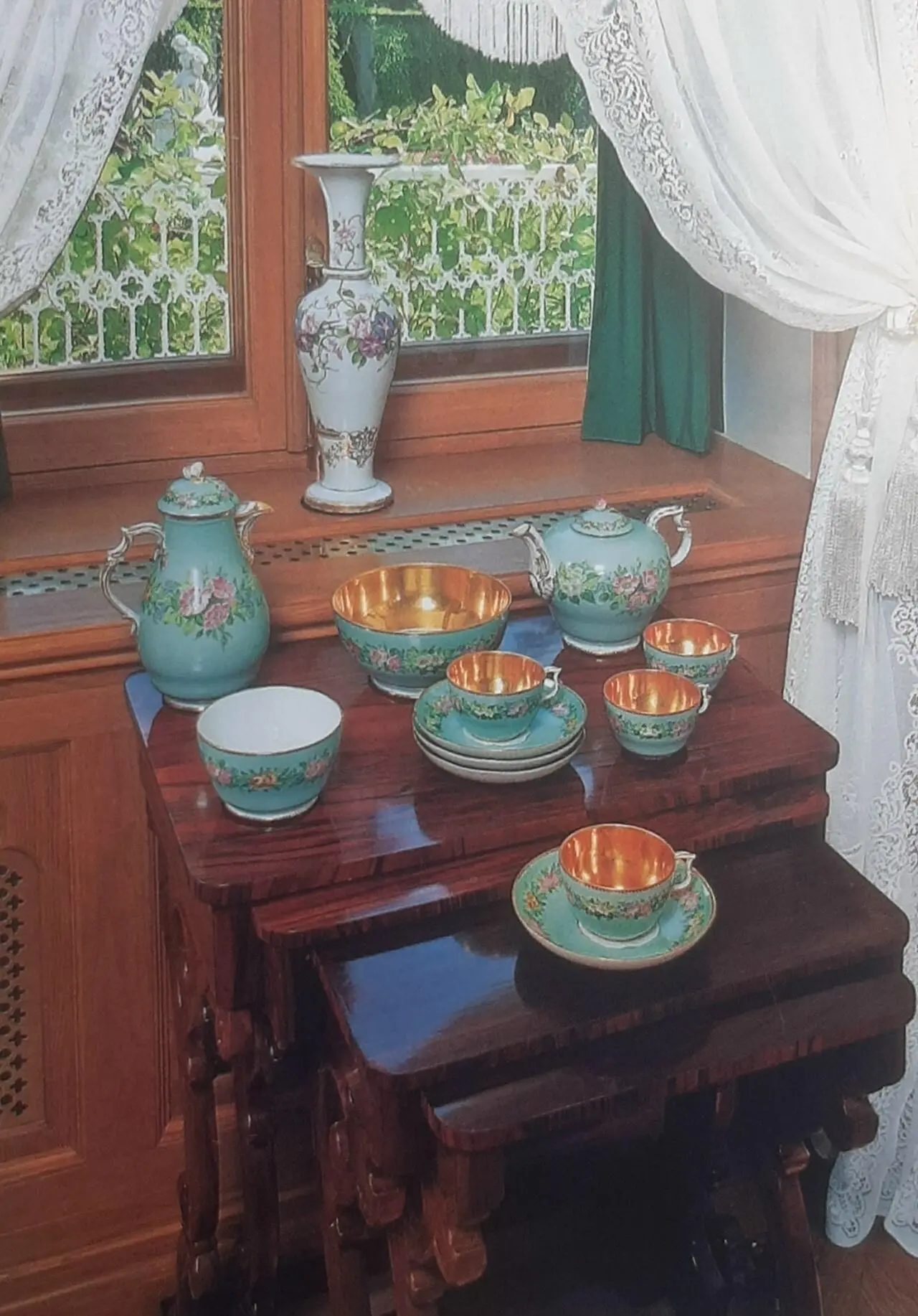 Столик раздвижной. Красное дерево.Россия,1840-1850.Чайный сервиз,ИФЗ,1855-1885(Фермерск...