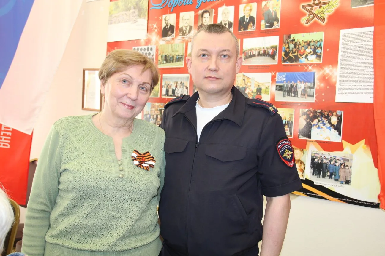 ⚡️Госавтоинспекция и студенты УрГПУ провели мастер-класс «Свет Победы» для ветеранов  Накануне Дня В