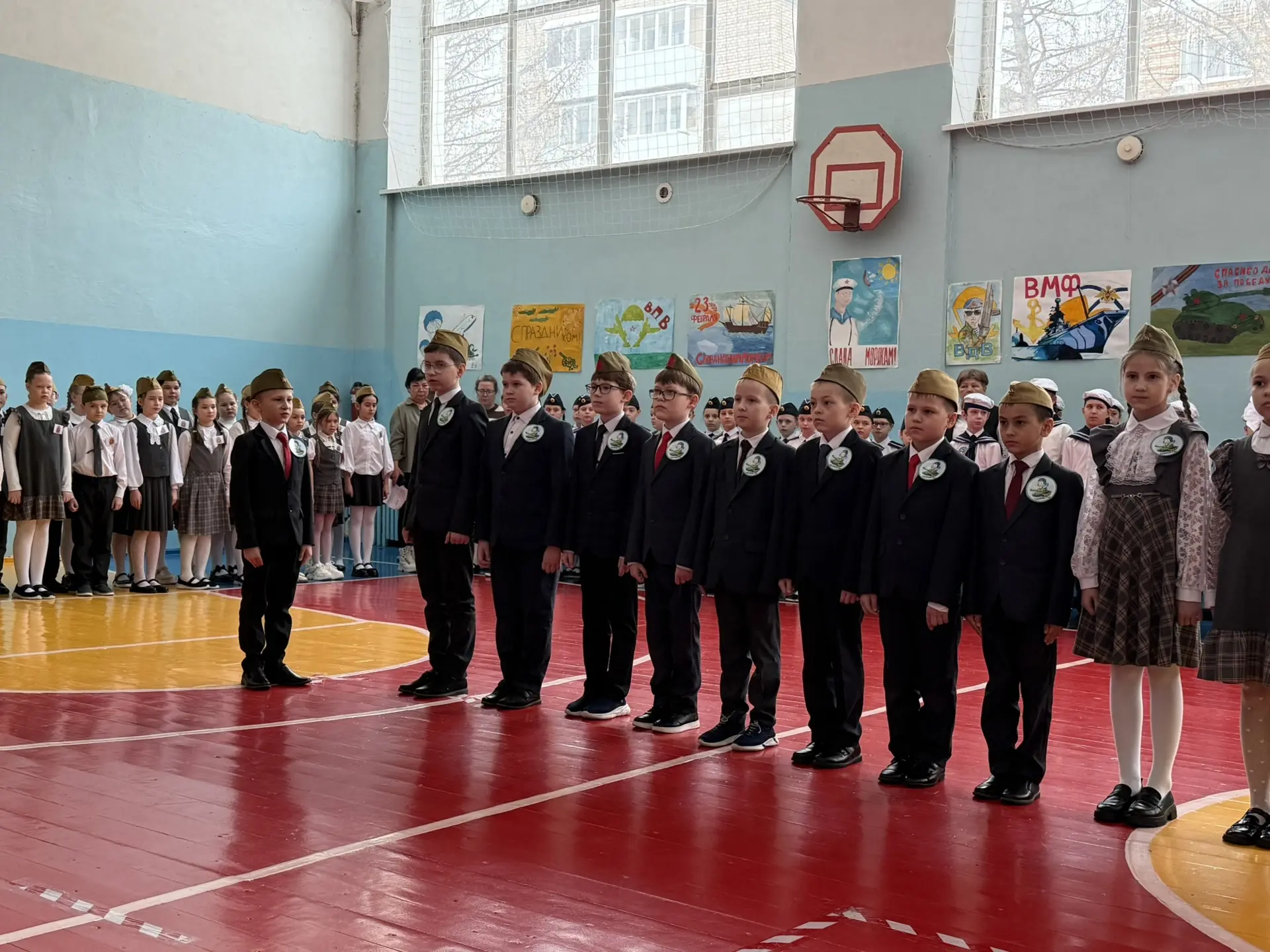 3-4 классы блестяще выступили на смотре строя и песни! Ровный строй, чистое пение и отличный командн