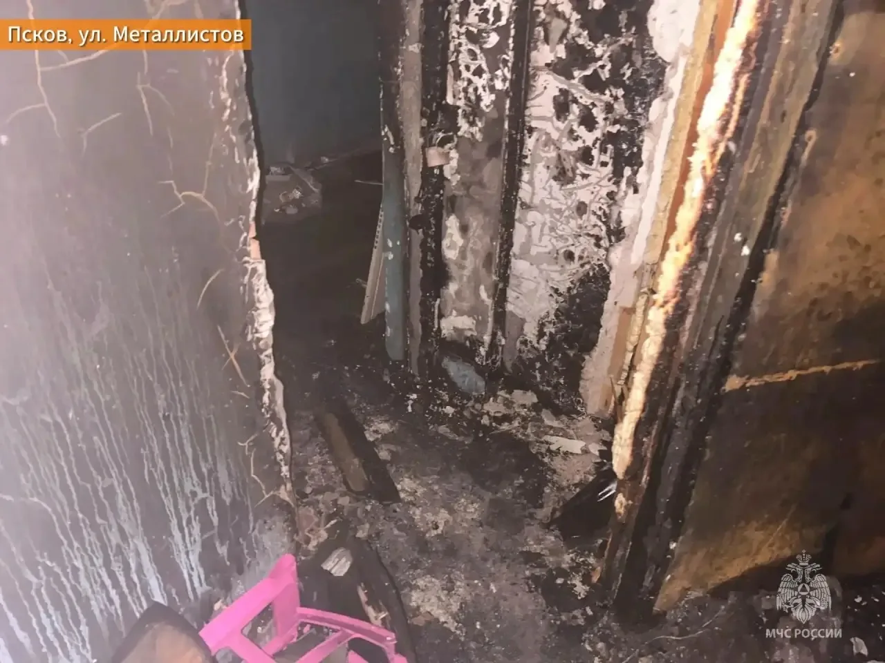 ❗️ 21 человека эвакуировали спасатели после поджога в многоквартирном доме в Пскове