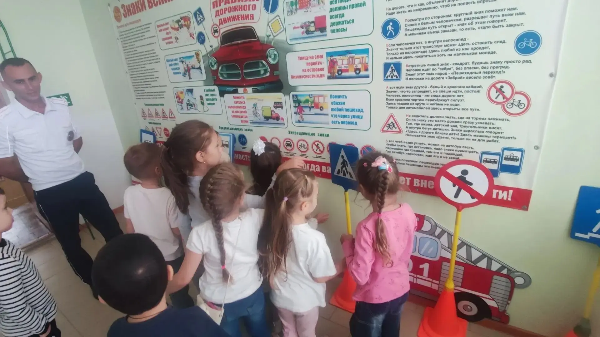 В нашем детском саду состоялась встреча с инспектором отдела ДПС. Он провел профилактич...