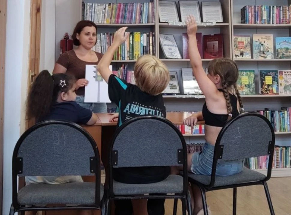 В библиотеке села Барано‑Оренбургское прошёл познавательный час «День светофора».