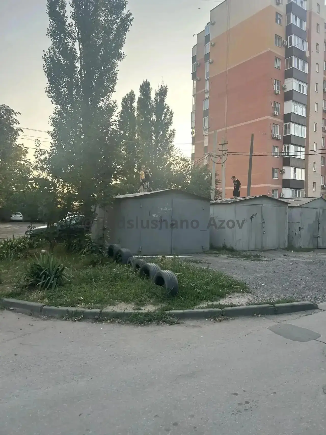 Уважаемые родители, проведите пожалуйста беседу со своими детьми. Не нужно лазить по гаражам!!!

🖋️