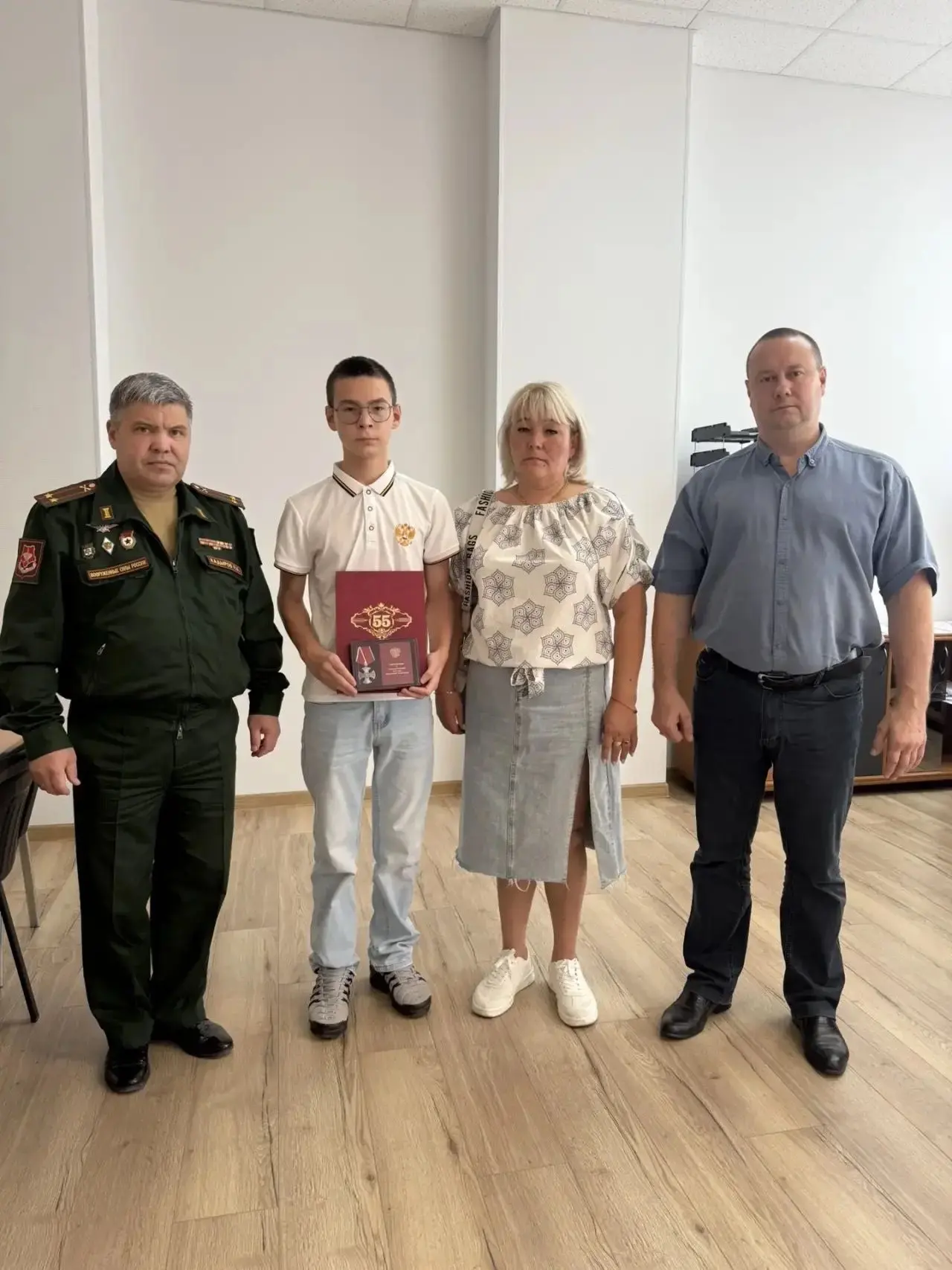 В администрации Мотовилихинского района вдове и сыну погибшего участника СВО вручили ор...