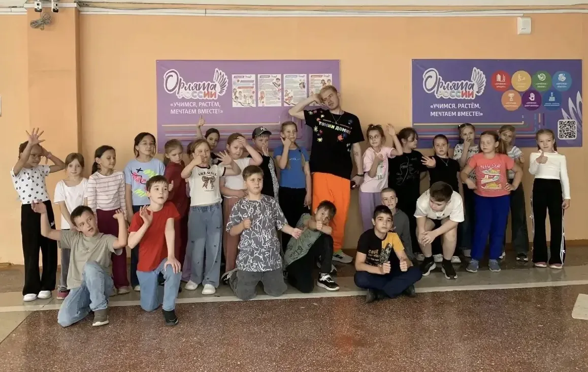 В нашей школе прошло открытие детской летней оздоровительной площадки. Дети сначала пос...