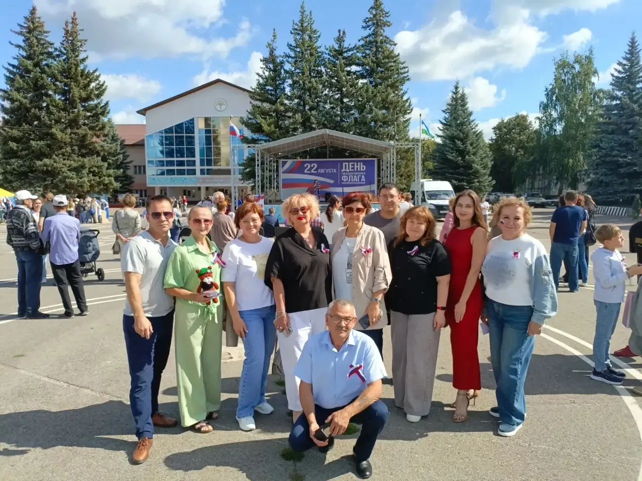 В День Государственного флага Российской Федерации на центральной площади г. Давлеканов...
