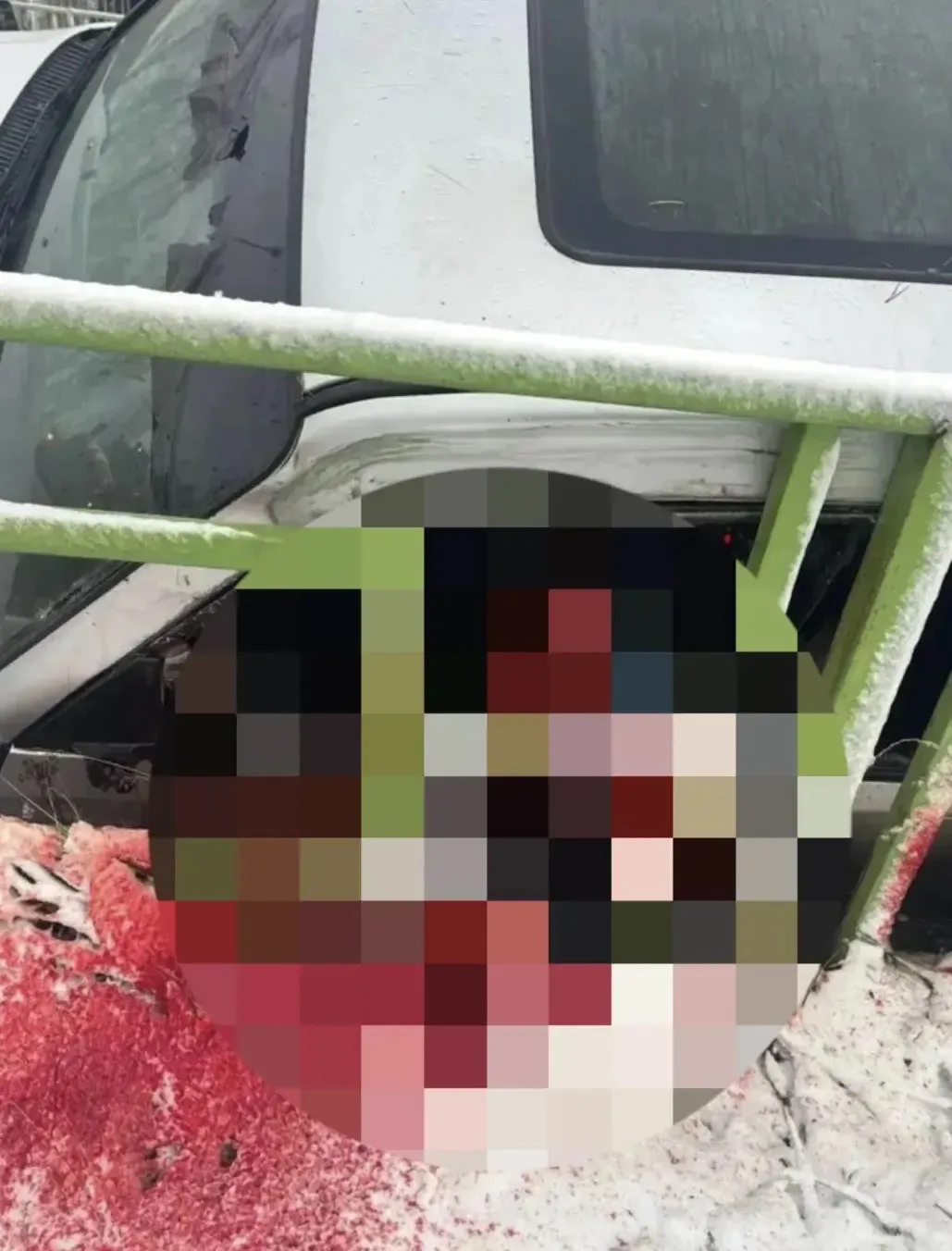 😰В Североуральске мужчина разбил голову об ограждение после того, как заснул за рулём
