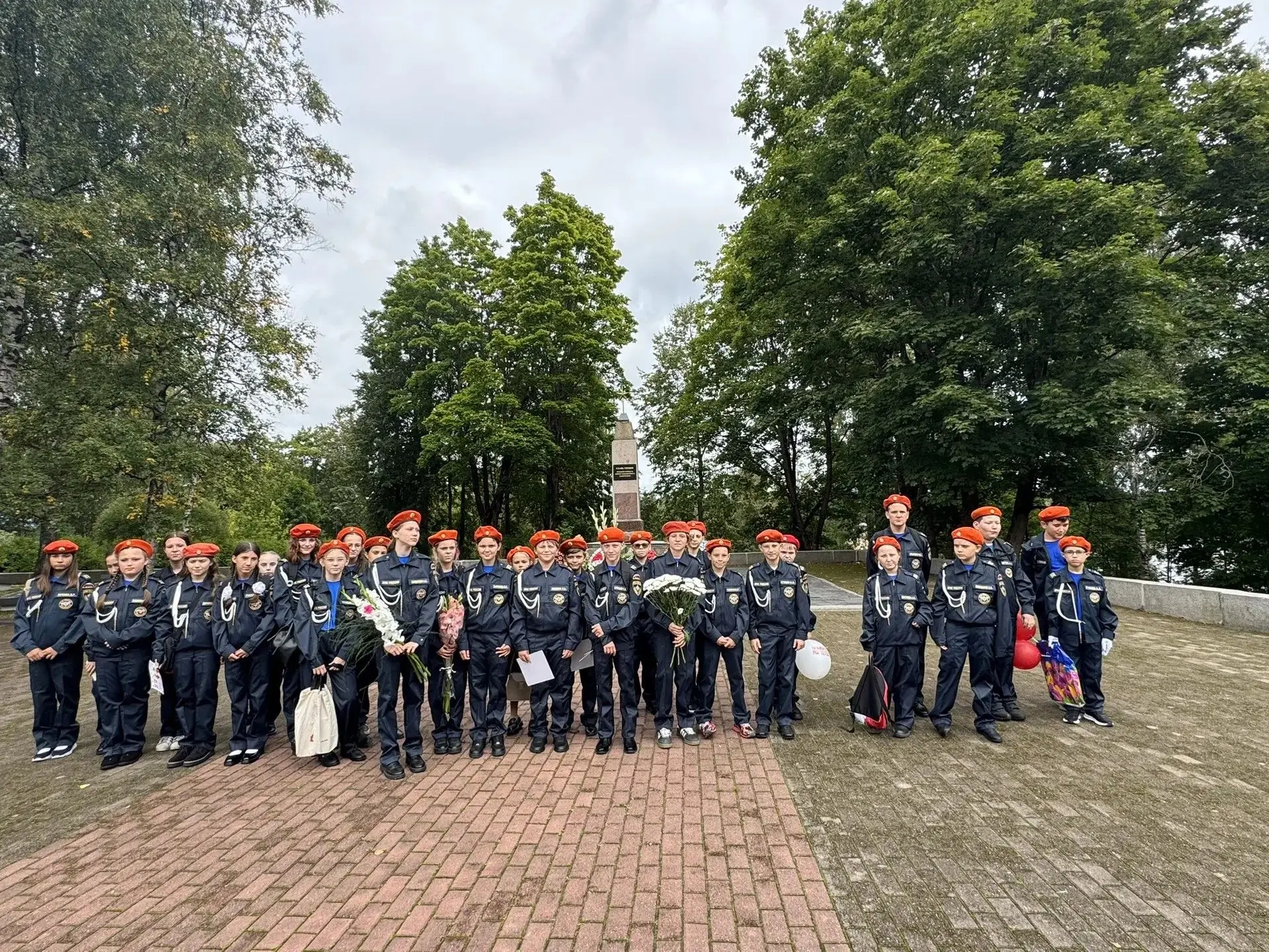 Кадеты 6в класса традиционно посетили Рощинский мемориал, возложили цветы и почтили мин...
