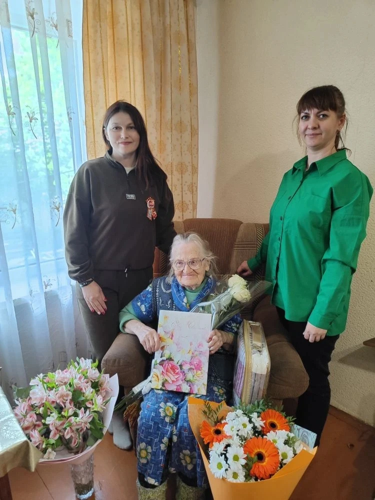 ОБУСО "КЦСОН Октябрьского района" сердечно поздравляет с юбилеем жительницу п. Прямицын...