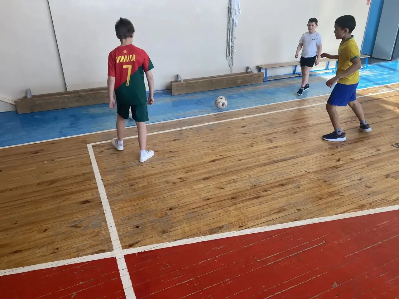 В рамках проекта «Футбол в школе» ⚽️в нашей школе с большим успехом прошла увлекательная спортивная 