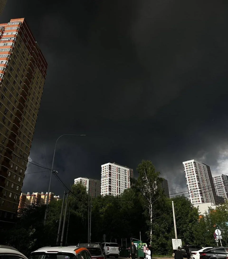 В Москве в ЮВАО сейчас такое чёрное небо из‑за пожаров после прилётов