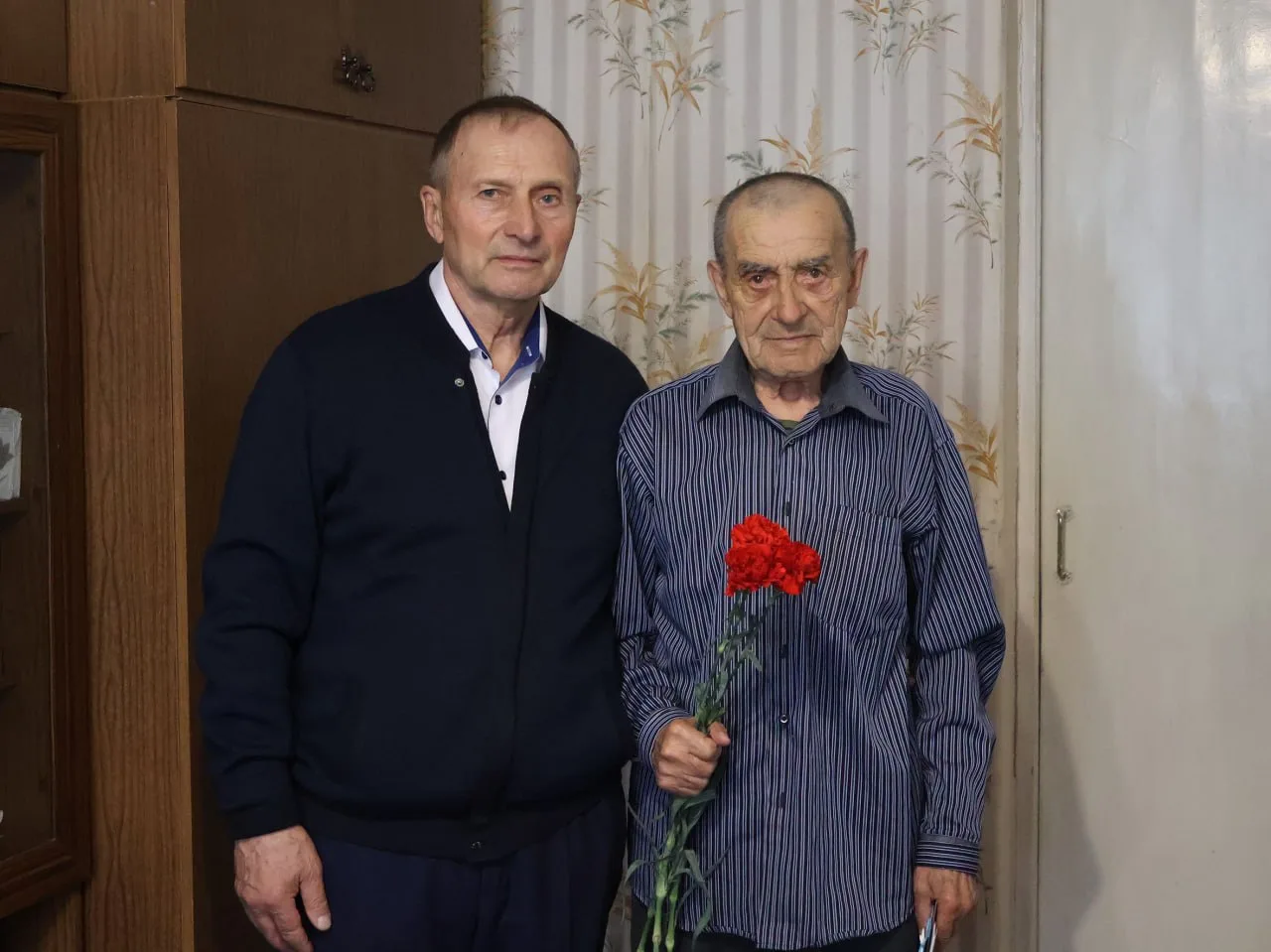 Металлурги поздравили тружеников тыла🕊  В совете ветеранов Надеждинского металлургического завода со