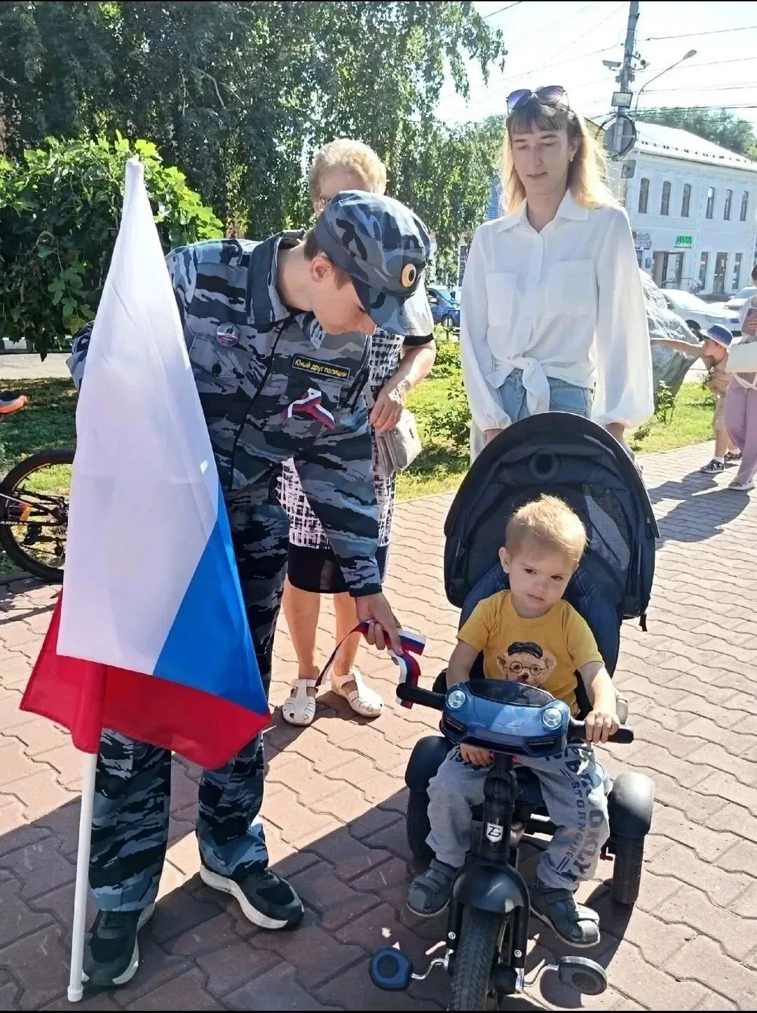 В День государственного флага председатель Общественного совета при ОМВД России по Марк...