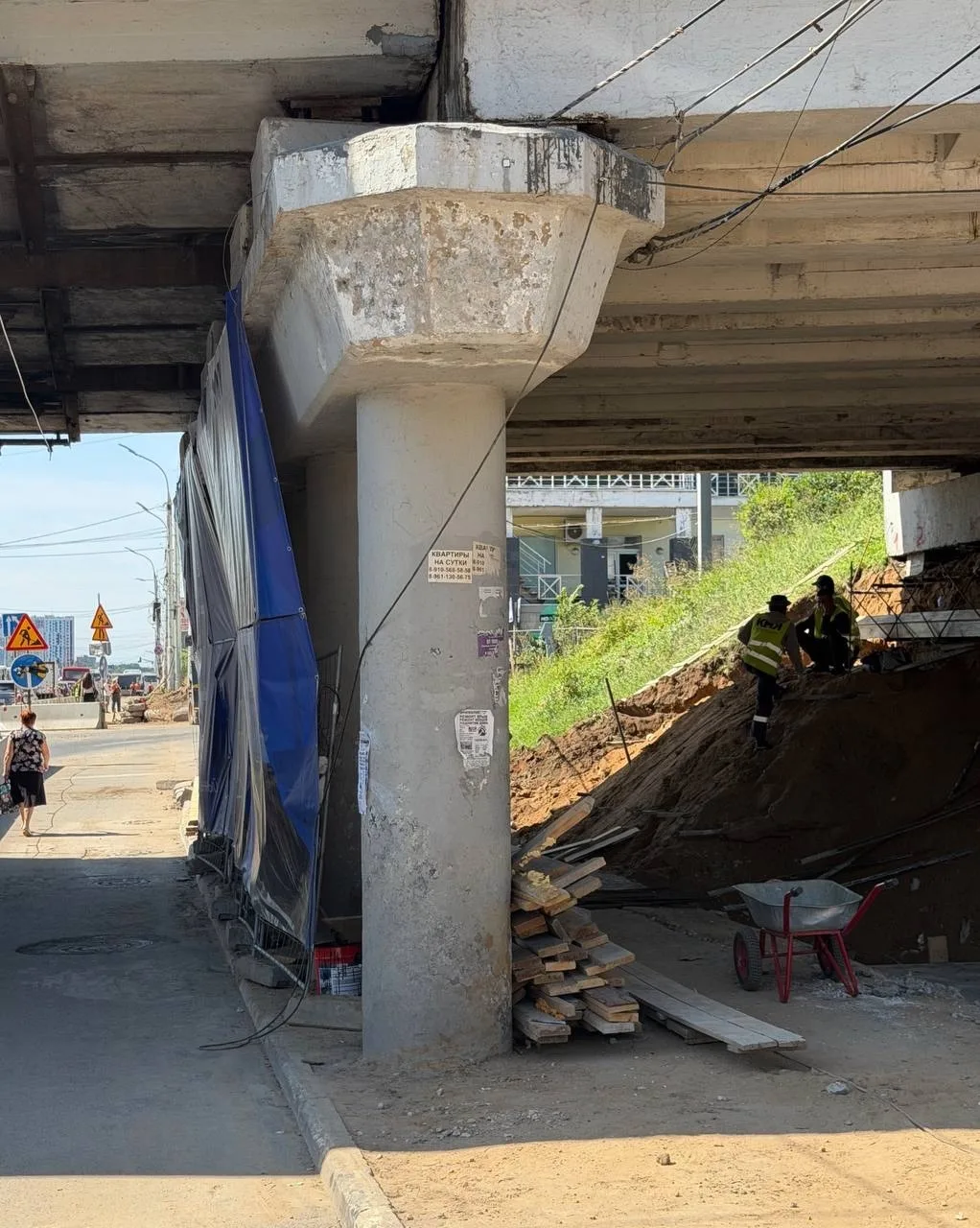 Причина пробки на Московском шоссе в районе улицы Вокзальной – реконструкция проезда под путепроводо