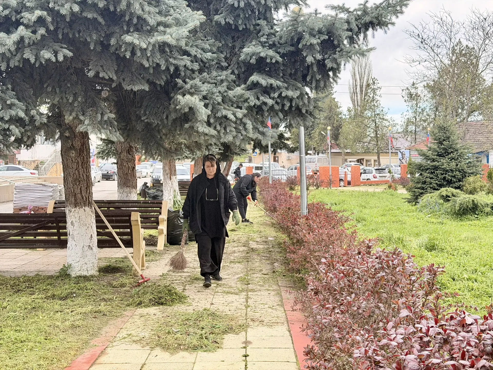 🌍В Новолакском районе прошёл субботник в преддверии 9 Мая  В райцентре Новолакского района состоялся