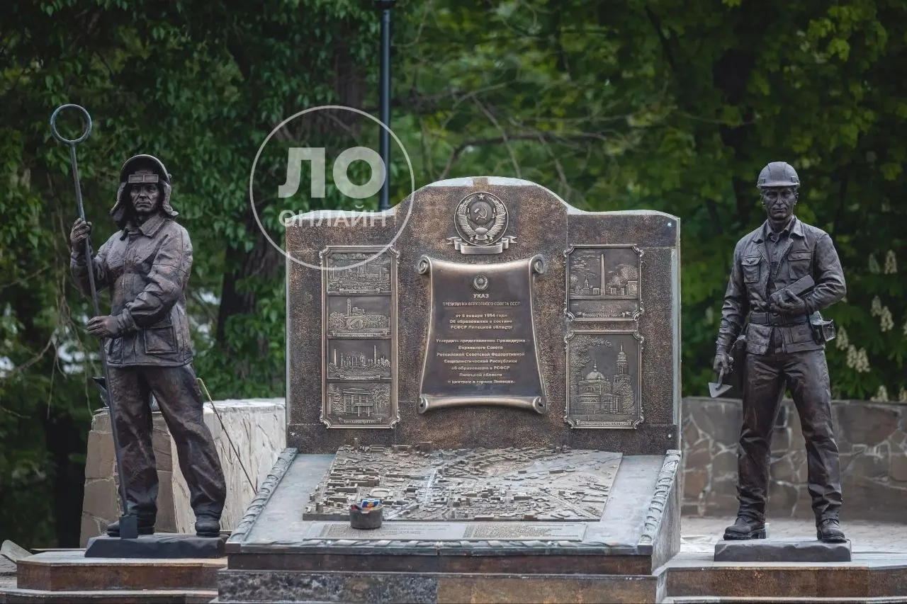 🗿 Четыре новых скульптуры устанавливают у Нижнего парка в Липецке.   Они будут стоять парами: тружен