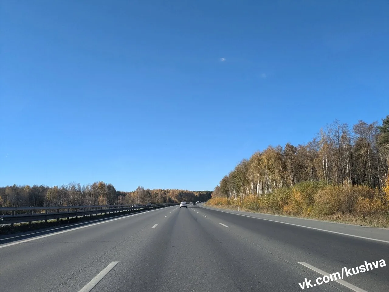 Красивый осенний Серовский тракт