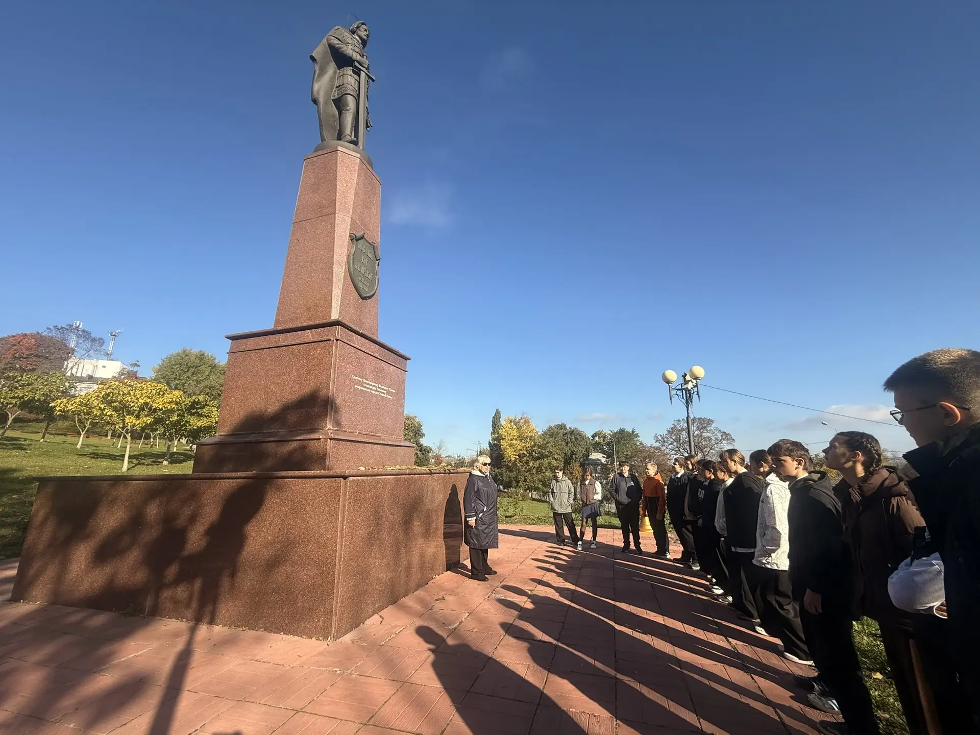 🕯️Урок памяти у памятника Александру Невскому: слова, символы, тишина