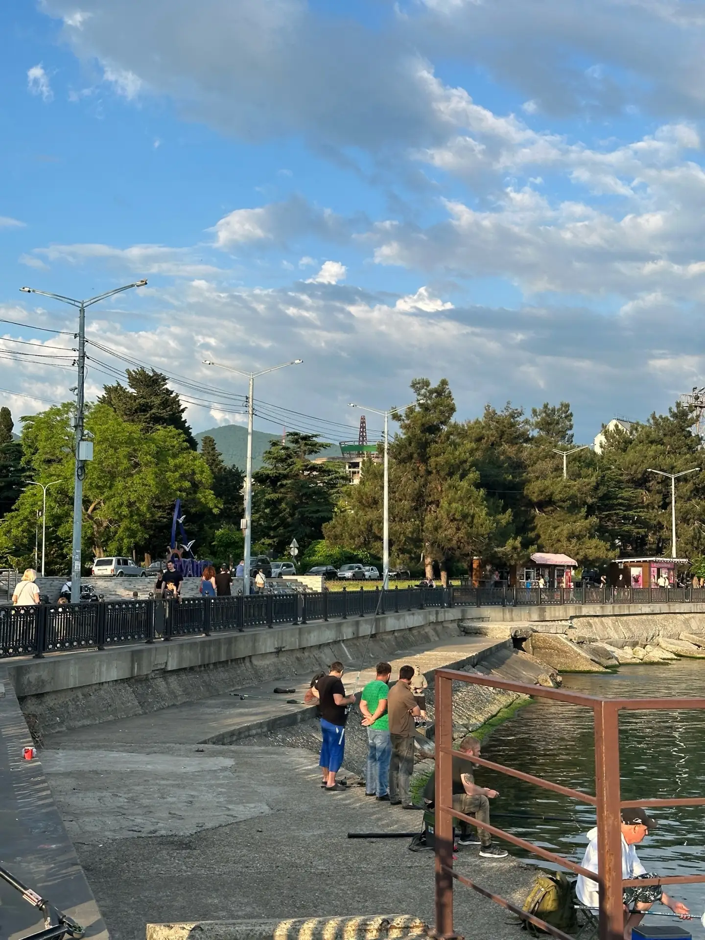 Вот за это я и люблю Туапсе ❤️

Здесь можно просто выйти вечером к морю, увидеть горы, поймать тёп