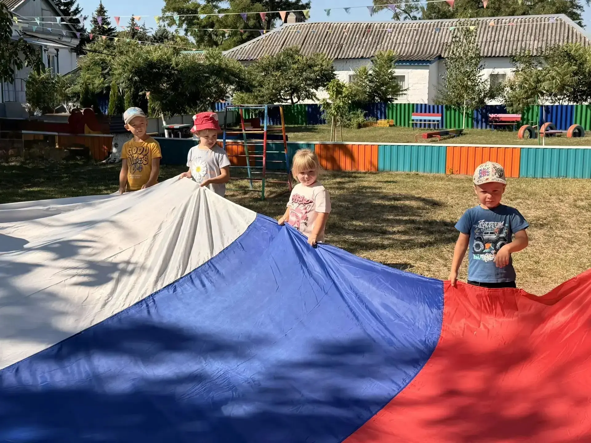 🎉 В нашем  детском саду отметили День Государственного флага России! 🇷🇺