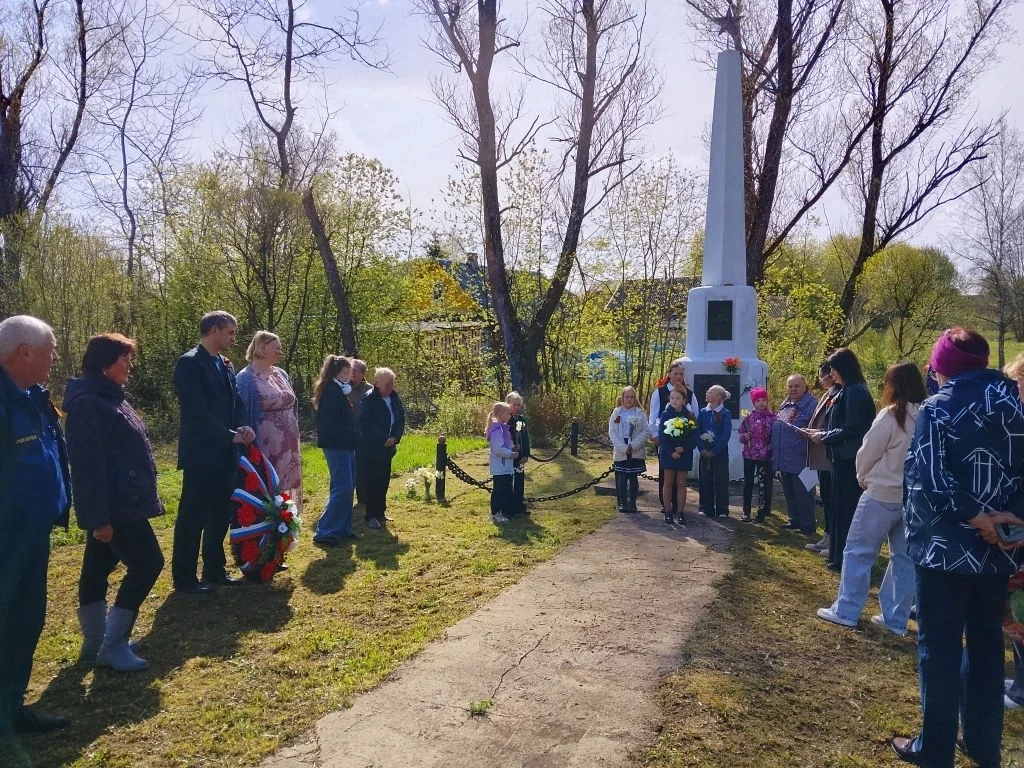 Торжественный митинг, посвященный Дню Победы прошел в селе Шереховичи. 
Мы склоняем головы перед под