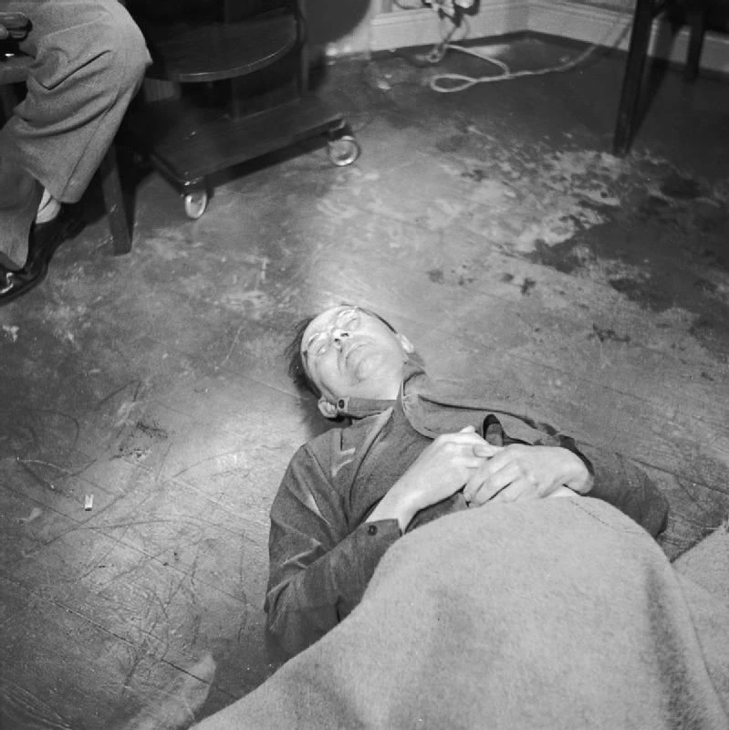 Труп Генриха Гиммлeра. Рейхсфюрер СС покончил с собой 23 мая 1945 года при зaдержании в...