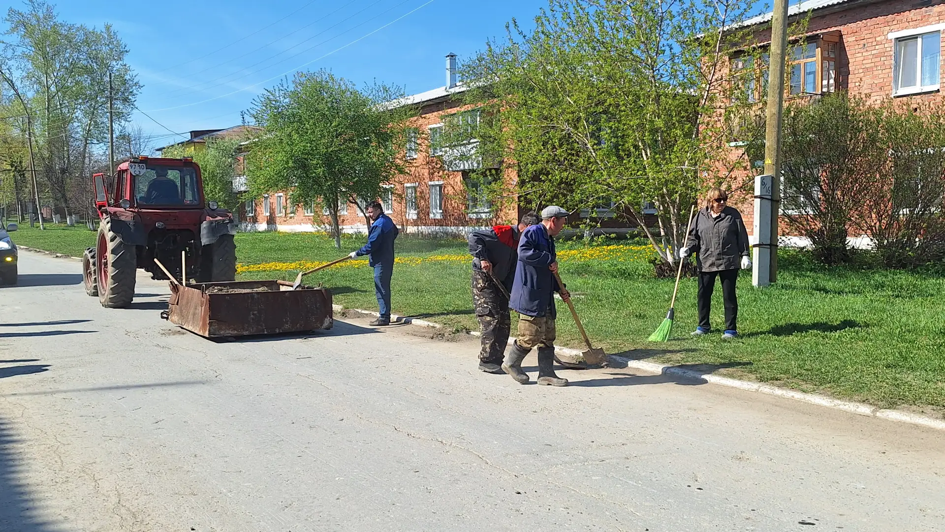 В рамках проведения субботника сотрудники МКП «Энергокомплекс» организовали и провели у...
