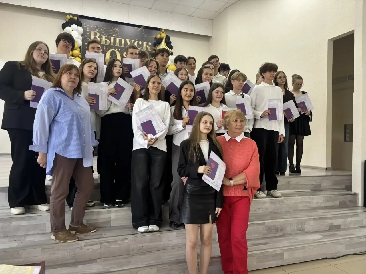 🎉 Торжественное вручение аттестатов: новая глава начинается! 🎉

Вчера в нашей школе царила особенн