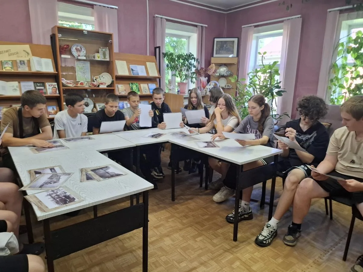 10 августа школьники из летнего лагеря побывали на экскурсии в Весьегонской библиотеке,...