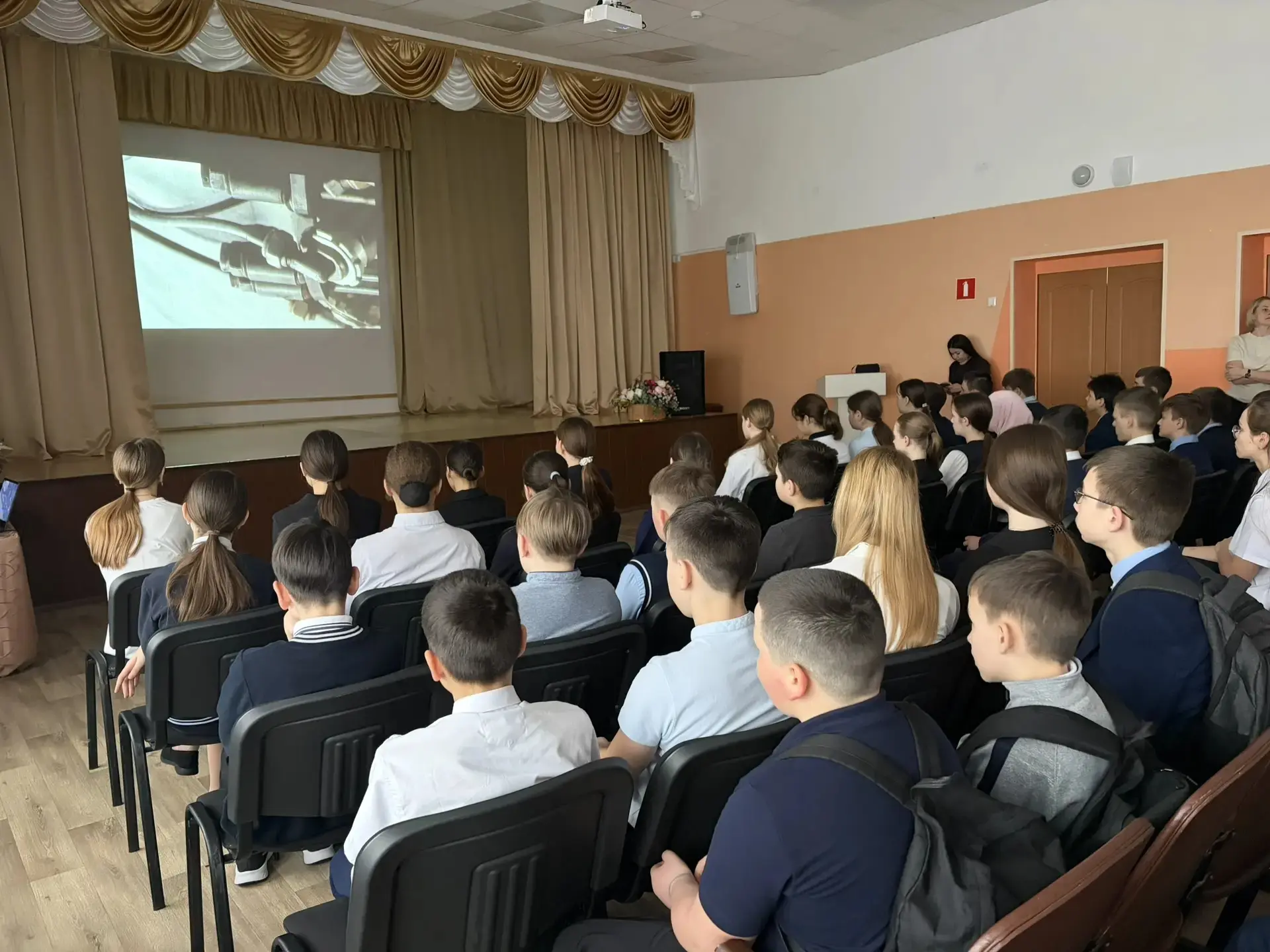 К дню космонавтики   ребята СОШ №2 посмотрели документальный фильм "Предчувствие космической эры". Ф