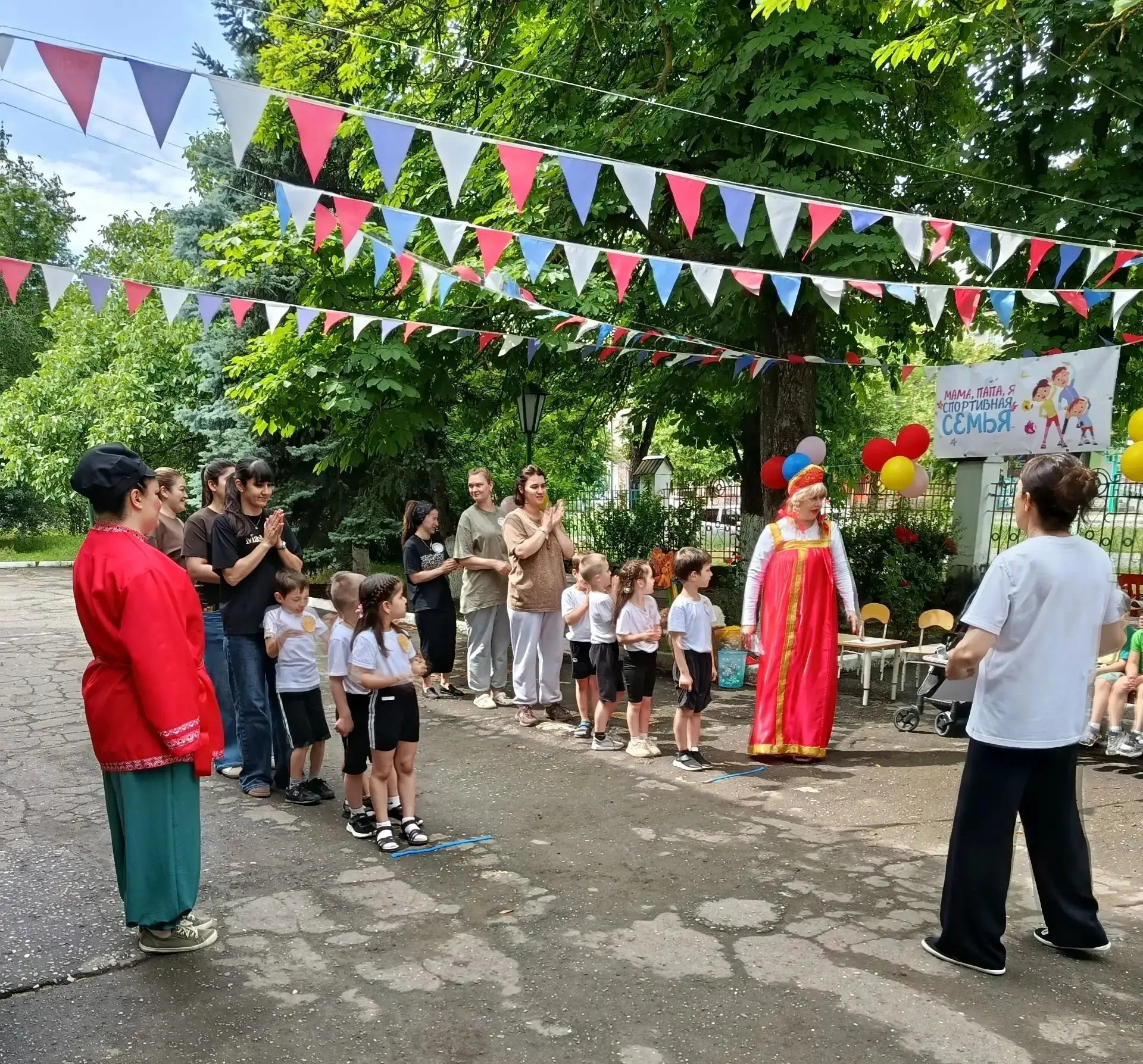 В нашем детском саду прошел летний спортивны праздник  "Телом и духом сильны, лучшие семьи страны". 